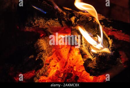 In der Nähe von brennenden Wäldern und Glut im Kamin. Stockfoto