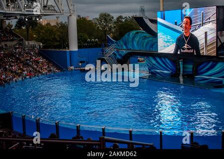 Orlando, Florida. 30. Dezember 2019. Trainer sprechen in Orca Begegnung Show in Seaworld Stockfoto