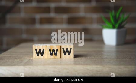 WWW word Schreiben auf hölzernen Cubic mit kopieren. Internet Web site Konzept. Stockfoto