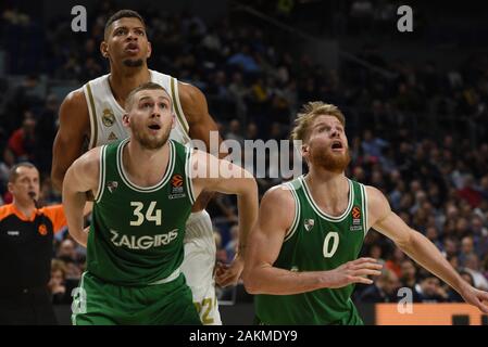 Walter Tavares (Bis), #22 von Real Madrid, Jock Landale (L), #34 von Zalgiris und Thomas Walkup, #0 von Zalgiris in Aktion während der 2019/2020 Turkish Airlines Euro League Saison Runde 18 Spiel zwischen Real Madrid und Zalgiris Kauna an WiZink Zentrum in Madrid gesehen werden. (Endstand; Real Madrid 90:74 Zalgis Kaunas) Stockfoto