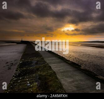 Suchen Berwick Pier entlang in Richtung Leuchtturm. Stockfoto