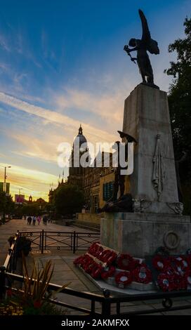 Das Kriegerdenkmal in Leeds City Centre mit Mohn Kränze und Leeds Rathaus darüber hinaus. Stockfoto