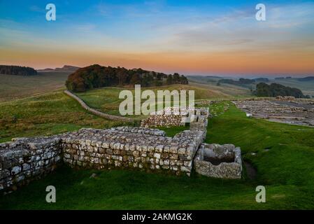 Blick nach Norden Osten entlang der Außenwand von Housesteads Fort auf der römischen Mauer, Northumberland, England Stockfoto