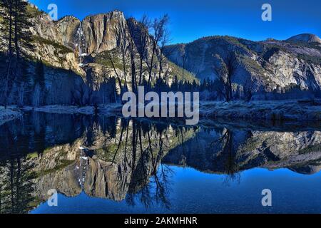 Reflexionen in der Merced River am Morgen im Yosemite Stockfoto