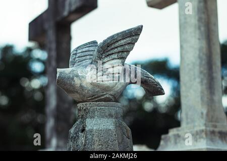 Kopflose Skulptur einer Taube auf dem katholischen Friedhof in Mexiko. Die Taube, die den Heiligen Geist symbolisiert. Stockfoto