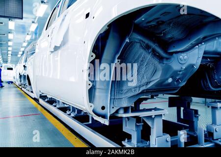 Auto Produktionslinie, Facharbeiter arbeiten angespannt. Stockfoto