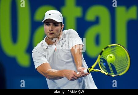 Doha, Katar. 9 Jan, 2020. Miomir Kecmanovic von Serbien gibt die Kugel während singles Viertelfinalegleichen gegen Marton Fucsovics von Ungarn in Katar Open Tennis ATP-Turnier in Doha, Katar, Jan. 9, 2020. Credit: Nikku/Xinhua/Alamy leben Nachrichten Stockfoto