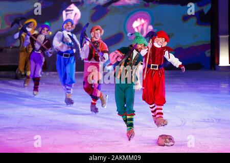 Moskau, Ice Ballet ist ein Höhepunkt der Reise zu Weihnachten Festival hier ab 31.12.13. 31 Jan, 2020. Künstler in der Snow White Ice ballet Show in Moskau, Russland, Jan. 9, 2020. Ice Ballet ist ein Höhepunkt der Reise zu Weihnachten Festival hier ab Dez. 13, 2019 zum 31.01.2020. Quelle: Maxim Chernavsky/Xinhua/Alamy leben Nachrichten Stockfoto