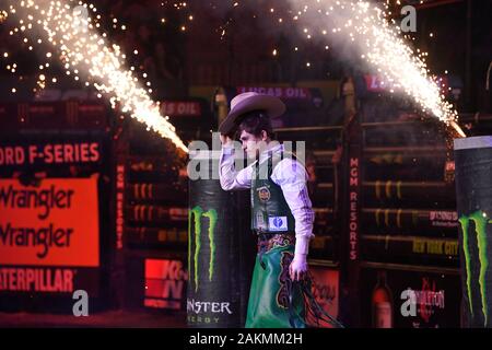 NEW YORK, NY - 04 Januar: Daylon Swearigen Wanderungen während der Eröffnungsfeier der Professional Bull Riders 2020 Saison starten im Madison Square Garden Stockfoto