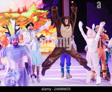 Moskau, Ice Ballet ist ein Höhepunkt der Reise zu Weihnachten Festival hier ab 31.12.13. 31 Jan, 2020. Künstler in der Snow White Ice ballet Show in Moskau, Russland, Jan. 9, 2020. Ice Ballet ist ein Höhepunkt der Reise zu Weihnachten Festival hier ab Dez. 13, 2019 zum 31.01.2020. Quelle: Maxim Chernavsky/Xinhua/Alamy leben Nachrichten Stockfoto