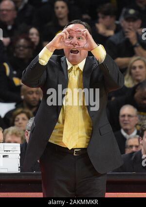 Wichita, Kansas, USA. 09 Jan, 2020. Wichita Zustand Shockers Cheftrainer Gregg Marshall Gesten, die seine Handlung in der ersten Hälfte während der NCAA Basketball Spiel zwischen der Memphis Tigers und die Wichita State Shockers an Charles Koch Arena in Wichita, Kansas. Kendall Shaw/CSM/Alamy leben Nachrichten Stockfoto