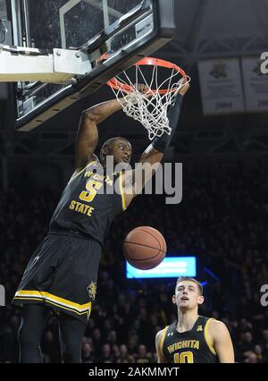 Wichita, Kansas, USA. 09 Jan, 2020. Wichita Zustand Shockers vorwärts Trey Wade (5) taucht in der ersten Hälfte während der NCAA Basketball Spiel zwischen der Memphis Tigers und die Wichita State Shockers an Charles Koch Arena in Wichita, Kansas. Kendall Shaw/CSM/Alamy leben Nachrichten Stockfoto