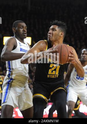 Wichita, Kansas, USA. 09 Jan, 2020. Wichita Zustand Shockers center Jaime Echenique (21) sucht eine Stelle verschieben während der NCAA Basketball Spiel zwischen der Memphis Tigers und die Wichita State Shockers an Charles Koch Arena in Wichita, Kansas zu machen. Kendall Shaw/CSM/Alamy leben Nachrichten Stockfoto