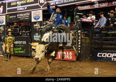 Cowboy Reiten Bucking Bull Im Rodeo In Oklahoma City Oklahoma