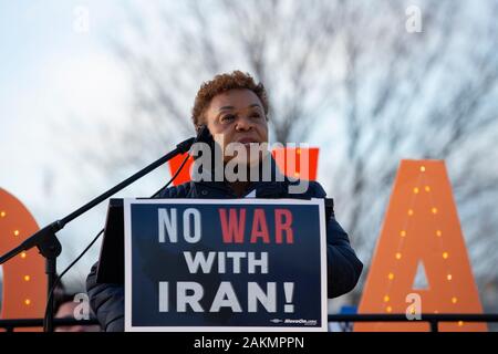 Washington DC, USA. 09 Jan, 2020. United States Vertreter Barbara Lee (Demokrat aus Kalifornien) spricht mit Demonstranten außerhalb des United States Capitol in Washington, DC, USA, am Donnerstag, 9. Januar 2020, einen Krieg mit dem Iran als das US-Repräsentantenhaus gegen tagt in einem Krieg Befugnisse Auflösung, die Vereinigten Staaten von Amerika Präsident Donald J. Trumpf Mandat würde die Abstimmung im Kongress die Genehmigung für jede militärische Aktion gegen Iran übernommen. Credit: Stefani Reynolds/CNP | Verwendung der weltweiten Kredit: dpa Picture alliance/Alamy leben Nachrichten Stockfoto