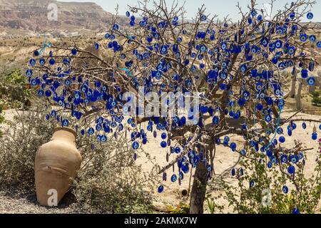 Baum mit mehreren Evil Eye Glas Scheiben hängt es in Kappadokien, Türkei Stockfoto