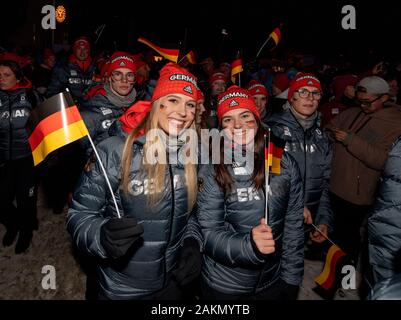 (200110) - ST. MORITZ, Jan. 10, 2020 (Xinhua) - deutsche Athleten Parade auf dem Weg zur Eröffnungsfeier in St. Moritz, Schweiz am Jan. 9, 2020. HANDOUT BILD VON OLYMPISCHEN INFORMATION SERVICES. Dieses Bild ist für die redaktionelle Verwendung. Kommerzielle Nutzung ist untersagt. (Thomas Lovelock/OIS/Handout über Xinhua) Stockfoto