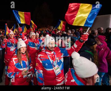 (200110) - ST. MORITZ, Jan. 10, 2020 (Xinhua) - rumänische Athleten Parade auf dem Weg zur Eröffnungsfeier in St. Moritz, Schweiz am Jan. 9, 2020. HANDOUT BILD VON OLYMPISCHEN INFORMATION SERVICES. Dieses Bild ist für die redaktionelle Verwendung. Kommerzielle Nutzung ist untersagt. (Thomas Lovelock/OIS/Handout über Xinhua) Stockfoto