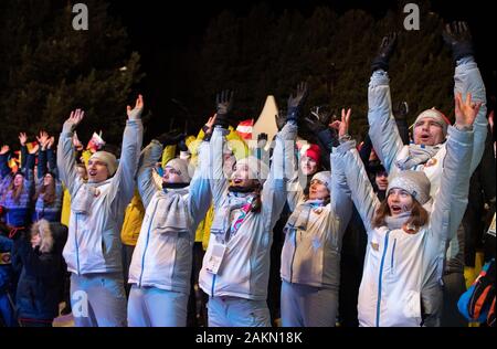 (200110) - ST. MORITZ, Jan. 10, 2020 (Xinhua) - Athleten aus Belarus jubeln während der Eröffnungsfeier in St. Moritz, Schweiz am Jan. 9, 2020. HANDOUT BILD VON OLYMPISCHEN INFORMATION SERVICES. Dieses Bild ist für die redaktionelle Verwendung. Kommerzielle Nutzung ist untersagt. (Thomas Lovelock/OIS/Handout über Xinhua) Stockfoto