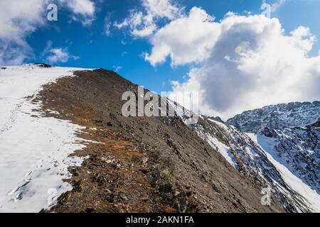 Dramatische Berglandschaft im Juta-Trekking-Gebiet Landschaft mit verschneiten Bergen im sonnigen Herbsttag - beliebte Trekking in den Kaukasusbergen, Stockfoto