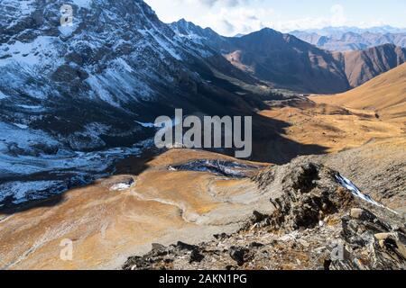 Dramatische Berglandschaft im Juta-Trekking-Gebiet Landschaft mit verschneiten Bergen im sonnigen Herbsttag - beliebte Trekking in den Kaukasusbergen, Stockfoto