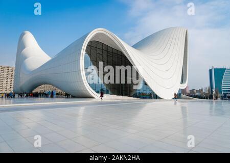 Baku, Aserbaidschan - Dezember 2019: Architektur des Heydar Alijew Centers, das beliebte Wahrzeichen für Touristen und Besucher Stockfoto