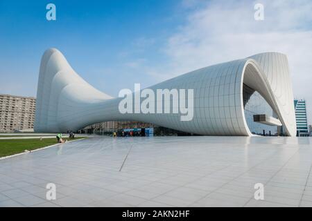 Baku, Aserbaidschan - Dezember 2019: Architektur des Heydar Alijew Centers, das beliebte Wahrzeichen für Touristen und Besucher Stockfoto