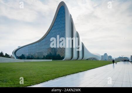 Baku, Aserbaidschan - Dezember 2019: Architektur des Heydar Alijew Centers, das beliebte Wahrzeichen für Touristen und Besucher Stockfoto