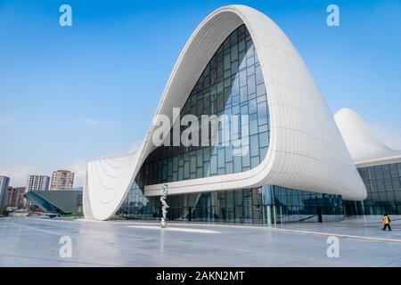 Baku, Aserbaidschan - Dezember 2019: Architektur des Heydar Alijew Centers, das beliebte Wahrzeichen für Touristen und Besucher Stockfoto