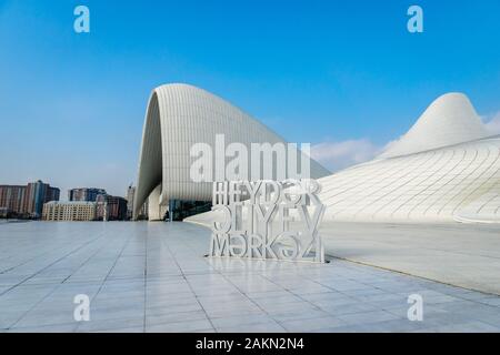 Baku, Aserbaidschan - Dezember 2019: Architektur des Heydar Alijew Centers, das beliebte Wahrzeichen für Touristen und Besucher Stockfoto