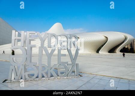 Baku, Aserbaidschan - Dezember 2019: Architektur des Heydar Alijew Centers, das beliebte Wahrzeichen für Touristen und Besucher Stockfoto