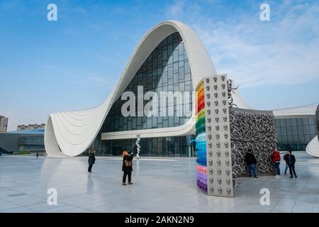 Baku, Aserbaidschan - Dezember 2019: Architektur des Heydar Alijew Centers, das beliebte Wahrzeichen für Touristen und Besucher Stockfoto