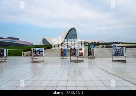 Baku, Aserbaidschan - Dezember 2019: Architektur des Heydar Alijew Centers, das beliebte Wahrzeichen für Touristen und Besucher Stockfoto