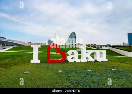 Baku, Aserbaidschan - Dezember 2019: Architektur des Heydar Alijew Centers, das beliebte Wahrzeichen für Touristen und Besucher Stockfoto