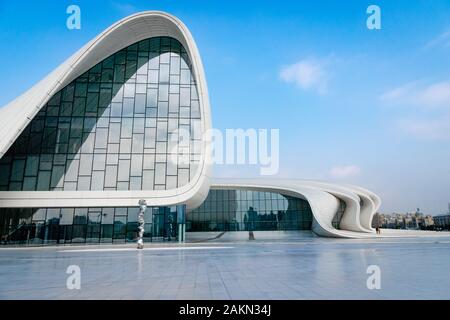 Baku, Aserbaidschan - Dezember 2019: Architektur des Heydar Alijew Centers, das beliebte Wahrzeichen für Touristen und Besucher Stockfoto