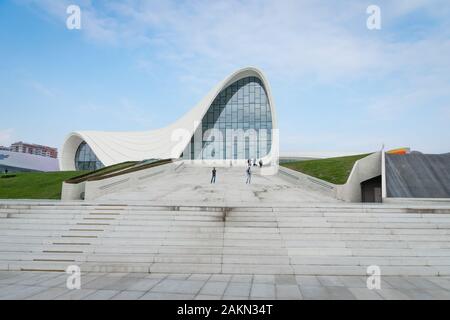 Baku, Aserbaidschan - Dezember 2019: Architektur des Heydar Alijew Centers, das beliebte Wahrzeichen für Touristen und Besucher Stockfoto