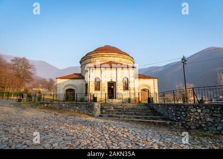 Sheki, Aserbaidschan - Dezember 2019: Albanische Kirche in Sheki, Aserbaidschan. Die alte albanische Kirche befindet sich im historischen Teil der Stadt Sheki, Stockfoto