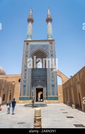 Yazd, Iran - Juni 2018: Masjed-i Jame Moschee in der Altstadt von Yazd, Iran. Stockfoto