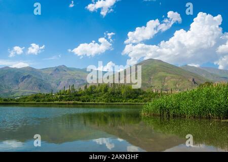 Ovan See Landschaft in Alamut Region im Iran. Ovan See ist einen kleinen alpinen See in der Provinz Qazvin im Iran und ein beliebter Platz für Besucher Stockfoto