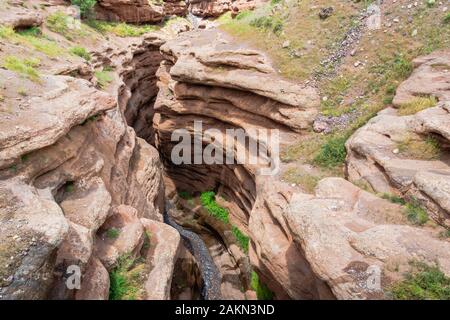 Blick auf den Alamut Canyon im Iran. In der Alamut Valley Gegend am Südhang des Alborz Mountain Range im Norden Irans befinden sich höhlenstrukturierte Schluchten Stockfoto