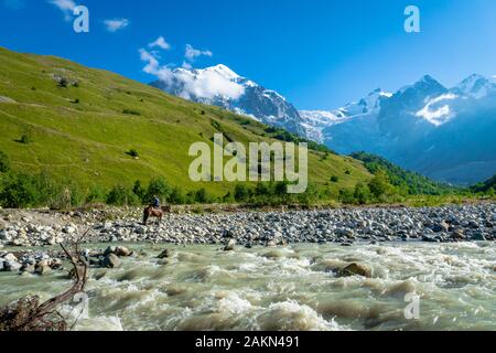 Swaneti Landschaft mit Bergen und Fluss auf der Trekking und Wandern Route in der Nähe von Mestia Swanetien region, Dorf in Georgien. Stockfoto