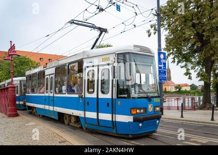 Wroclaw, Polen - Juli 2019: Breslau Straßenbahn auf Sand Brücke (Most Piaskowy) in Wroclaw, Polen, an einem Sommertag. Stockfoto