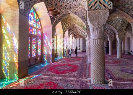 Shiraz, Iran - Juni 2018: Innerhalb von Nasir ol-Molk Moschee auch als Rosa Moschee, einer der bekanntesten Moscheen in Shiraz bekannt Stockfoto