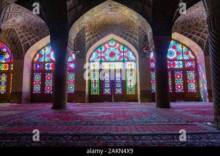 Shiraz, Iran - Juni 2018: Innerhalb von Nasir ol-Molk Moschee auch als Rosa Moschee, einer der bekanntesten Moscheen in Shiraz bekannt Stockfoto