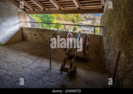 Cannon im Schloss Predjama, Slowenien Stockfoto