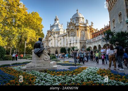 Budapest, Ungarn - Vajdahunyad Burg, Blick vom Innenhof Stockfoto