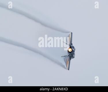 Eine F-35A Lightning II mit der F-35 Demo Team steigt über Hill Air Force Base während einer Demonstration Praxis Jan. 8, 2020 bei Hill AFB, Utah. Das Team ist jetzt zu Air Combat Command am 388 Fighter Wing zugeordnet. (U.S. Air Force Foto von älteren Flieger Alexander Koch) Stockfoto