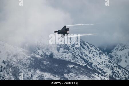 Eine F-35A Lightning II mit der F-35 Demo Team fliegt neben der Wasatch Range während einer Demonstration Praxis Jan. 8, 2020 bei Hill Air Force Base in Utah. Das Team ist jetzt zu Air Combat Command am 388 Fighter Wing zugeordnet. (U.S. Air Force Foto von älteren Flieger Alexander Koch) Stockfoto