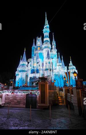 Allgemeine Ansicht von Cinderella's Castle in der Nacht, im Magic Kingdom während der Weihnachtszeit in Orlando, Florida. Stockfoto