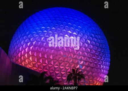 Außerhalb der "Raumschiff Erde" Fahrt in Epcot in Disney World, Orlando, Florida, USA. Stockfoto